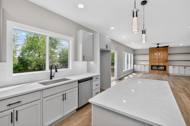 17550 Brookview Drive, Urbandale, IA 50322
