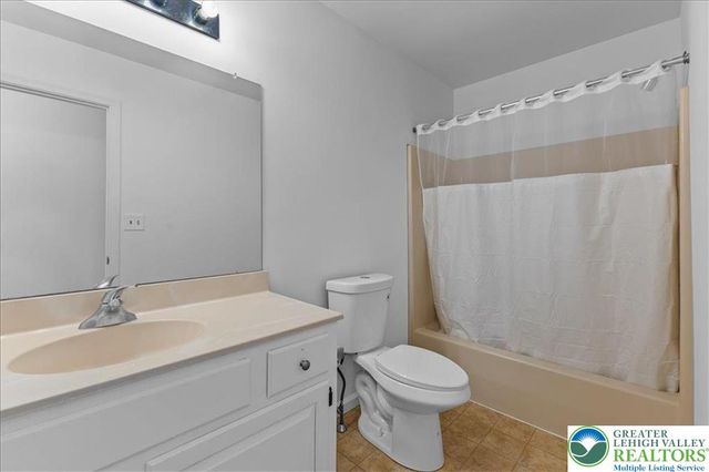 6832 Scenic View Drive, Lower Macungie Twp, PA 18062