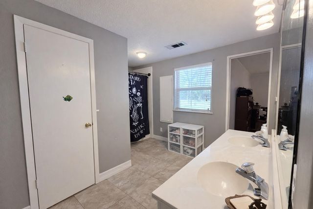 101 Gladiola Street, Lake Jackson, TX 77566