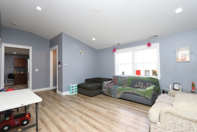 4247 W Haddon Avenue, Chicago, IL 60651