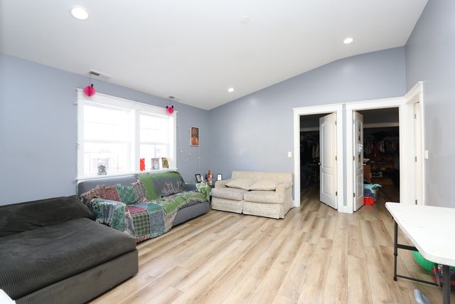 4247 W Haddon Avenue, Chicago, IL 60651