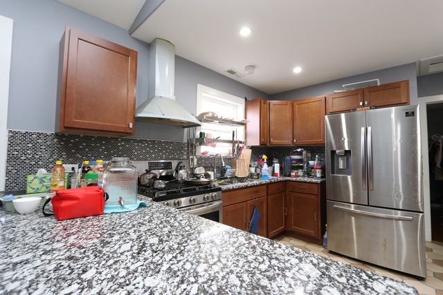 4247 W Haddon Avenue, Chicago, IL 60651