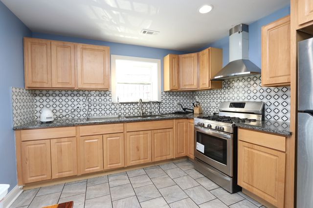 4247 W Haddon Avenue, Chicago, IL 60651