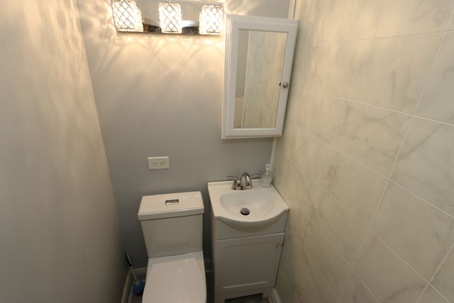 4247 W Haddon Avenue, Chicago, IL 60651