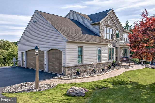 2510 DONLENIK DR, York, PA 17402