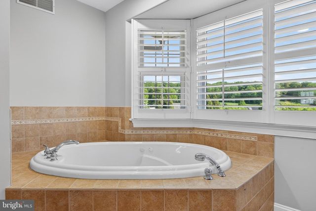 2510 DONLENIK DR, York, PA 17402