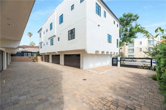10612 Bloomfield Street, Toluca Lake, CA 91602