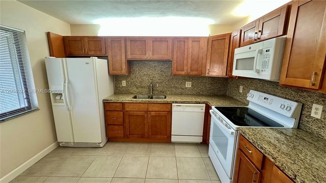 16210 Laurel Dr 203, Weston, FL 33326