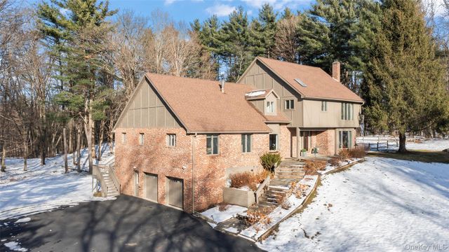 3 Lisa Court, Red Hook, NY 12571