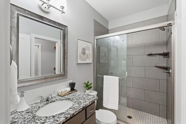 704 E Gordon Bennett Dr, Haysville, KS 67060