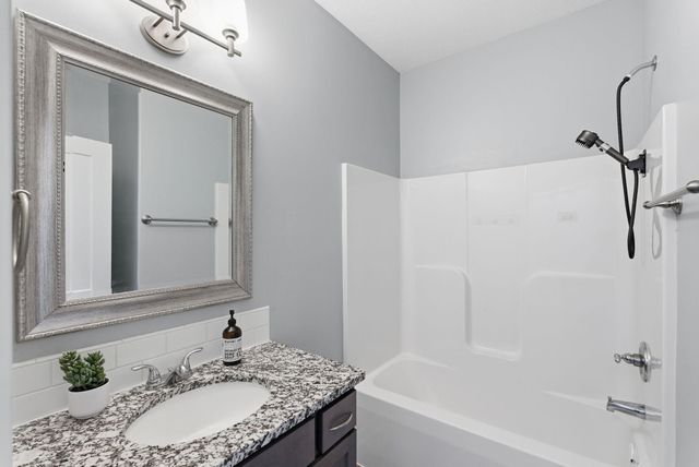 704 E Gordon Bennett Dr, Haysville, KS 67060