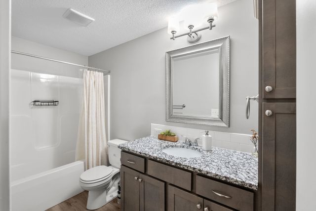 704 E Gordon Bennett Dr, Haysville, KS 67060