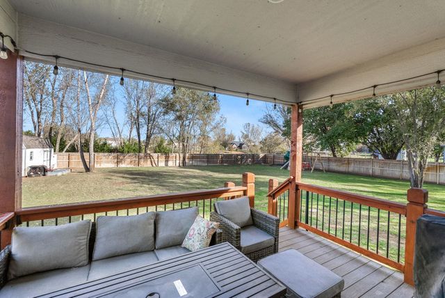 704 E Gordon Bennett Dr, Haysville, KS 67060