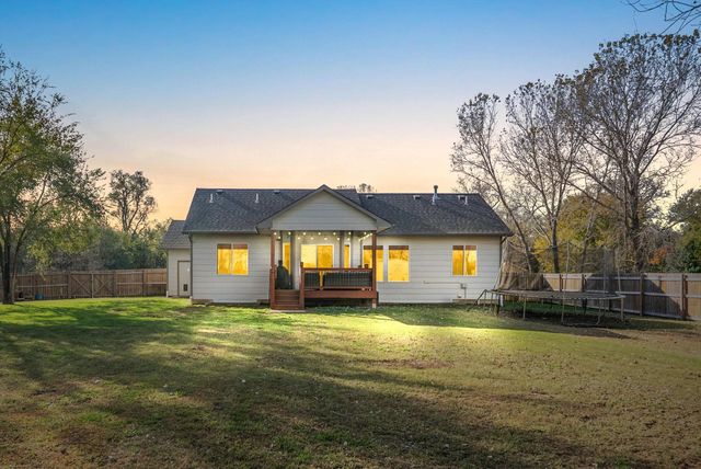 704 E Gordon Bennett Dr, Haysville, KS 67060