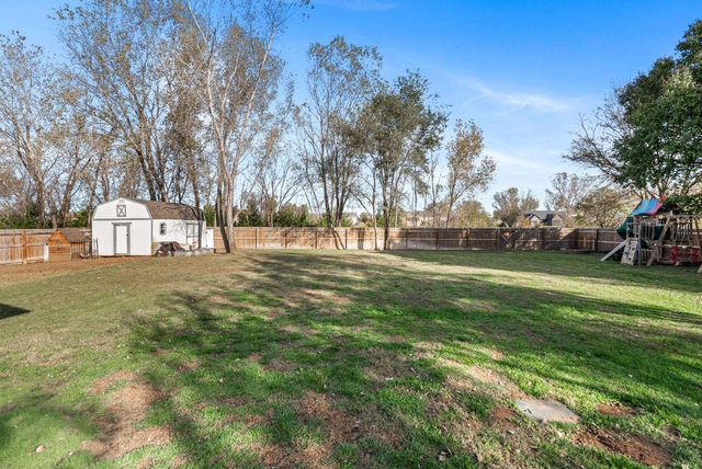 704 E Gordon Bennett Dr, Haysville, KS 67060