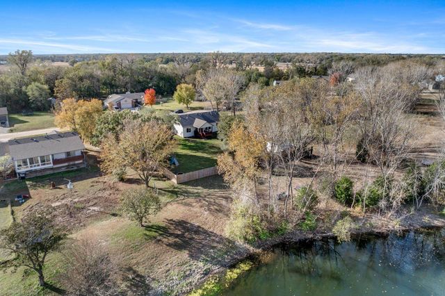 704 E Gordon Bennett Dr, Haysville, KS 67060