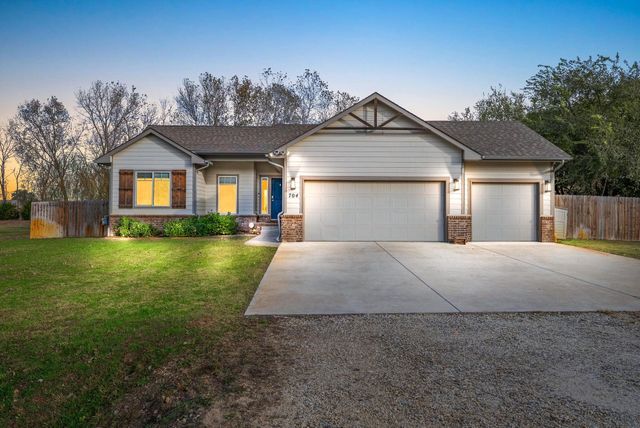 704 E Gordon Bennett Dr, Haysville, KS 67060