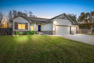 704 E Gordon Bennett Dr, Haysville, KS 67060