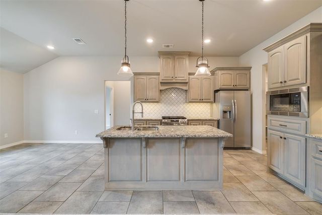 2324 Los Angeles Avenue, Edmond, OK 73034
