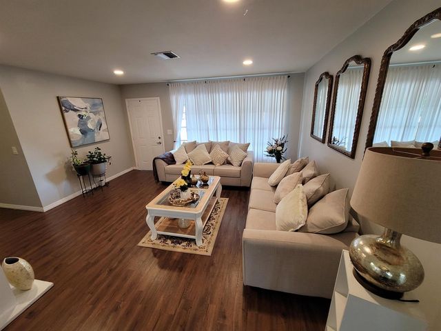 262 NE Floresta Drive, Port St. Lucie, FL 34983