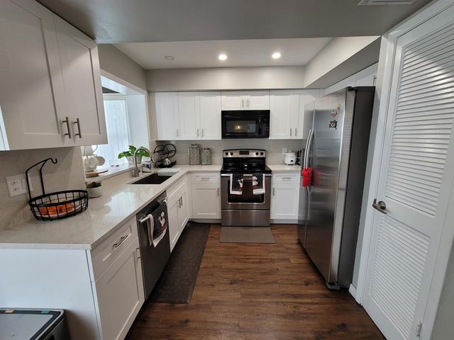 262 NE Floresta Drive, Port St. Lucie, FL 34983