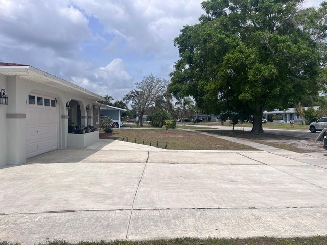 262 NE Floresta Drive, Port St. Lucie, FL 34983