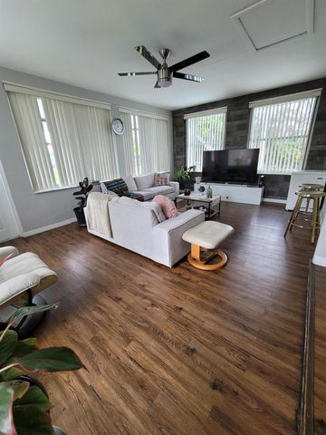 262 NE Floresta Drive, Port St. Lucie, FL 34983