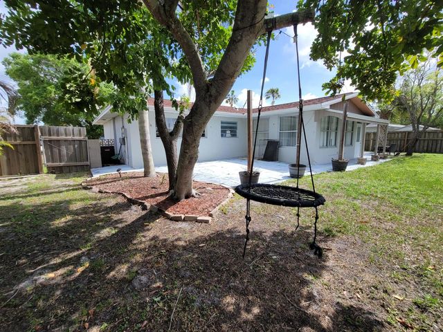 262 NE Floresta Drive, Port St. Lucie, FL 34983