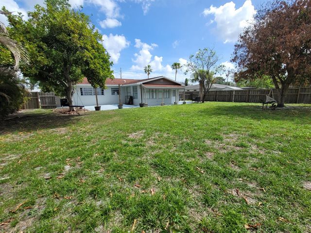 262 NE Floresta Drive, Port St. Lucie, FL 34983