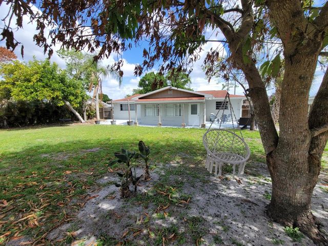 262 NE Floresta Drive, Port St. Lucie, FL 34983