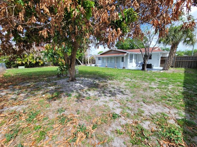 262 NE Floresta Drive, Port St. Lucie, FL 34983