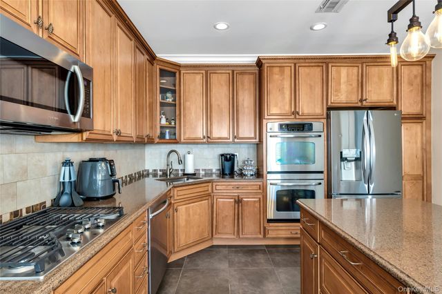 110 Brattle Circle, Melville, NY 11747