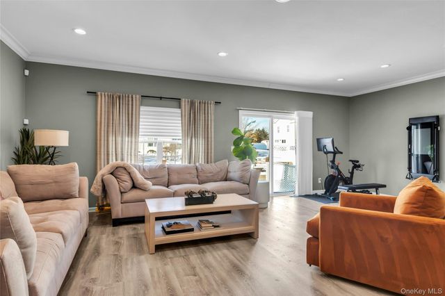 110 Brattle Circle, Melville, NY 11747