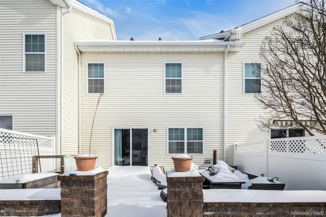 110 Brattle Circle, Melville, NY 11747