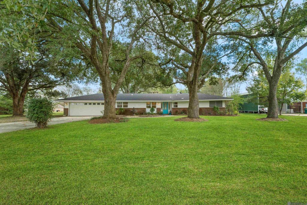 5946 Fennwood Dr, Zachary, LA 70791