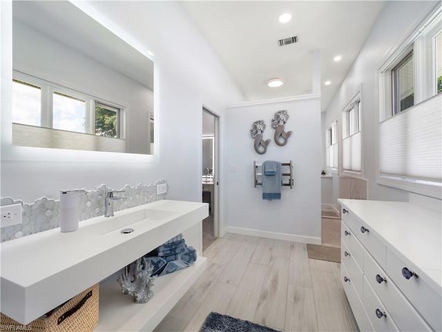 15660 Light Blue CIR, Fort Myers, FL 33908