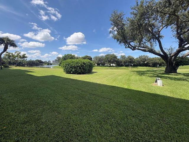 3540 WHITEHALL Drive 105, West Palm Beach, FL 33401