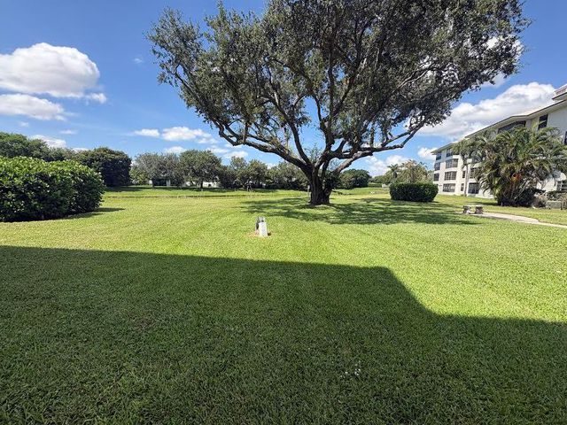 3540 WHITEHALL Drive 105, West Palm Beach, FL 33401