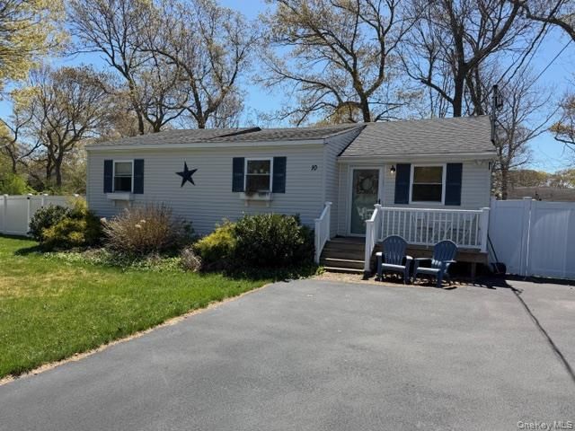 10 Hollingsworth Place, Centereach, NY 11720