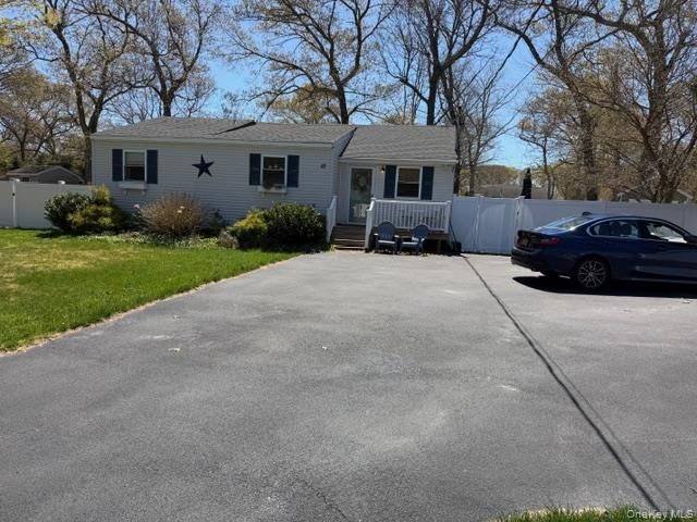 10 Hollingsworth Place, Centereach, NY 11720