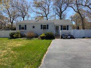 10 Hollingsworth Place, Centereach, NY 11720