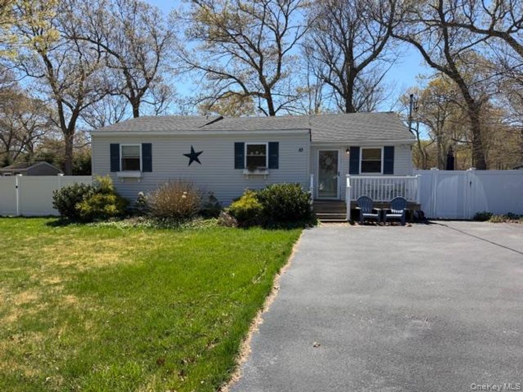 10 Hollingsworth Place, Centereach, NY 11720