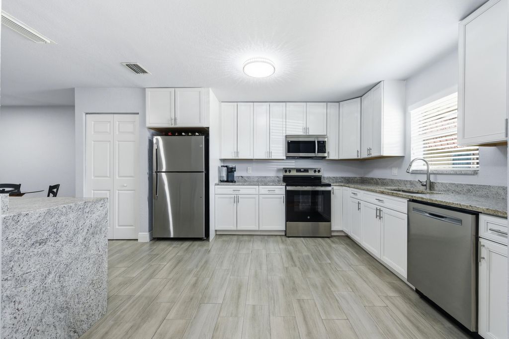 586 Laconia Circle, Lake Worth, FL 33467