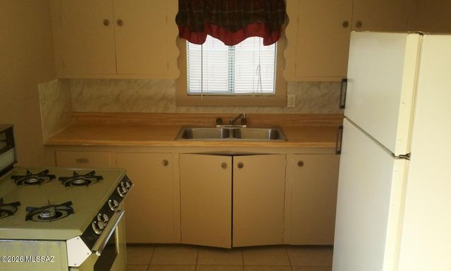 114 E Blacklidge Drive, Tucson, AZ 85705