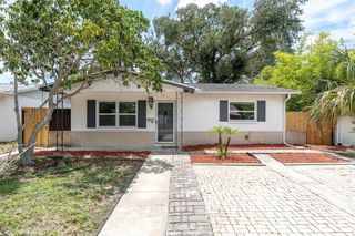 166 SW LINCOLN CIRCLE N, St Petersburg, FL 33703