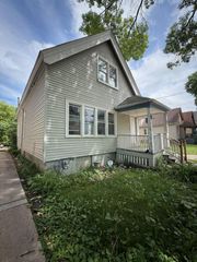 2564 N 17th STREET, Milwaukee, WI 53206