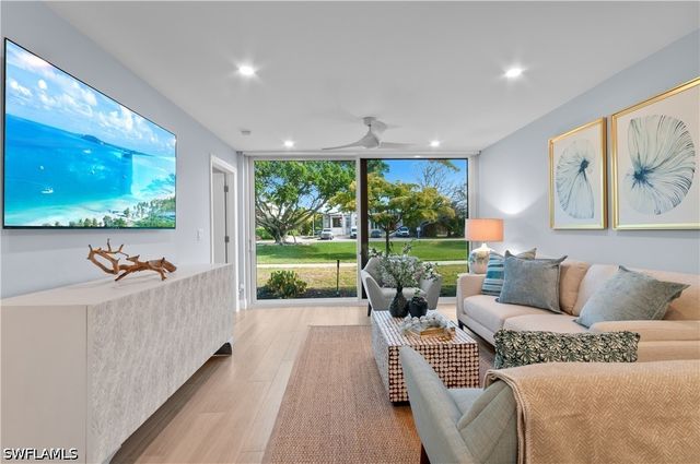 658 Broad AVE S J658, Naples, FL 34102