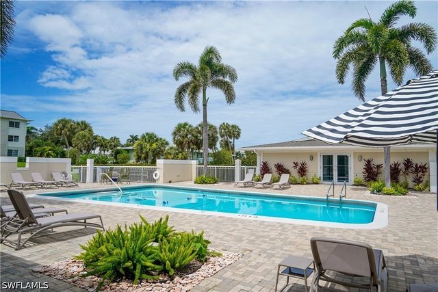 658 Broad AVE S J658, Naples, FL 34102