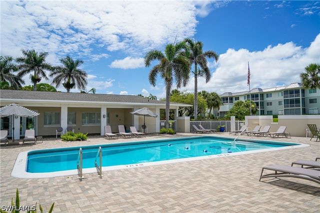 658 Broad AVE S J658, Naples, FL 34102