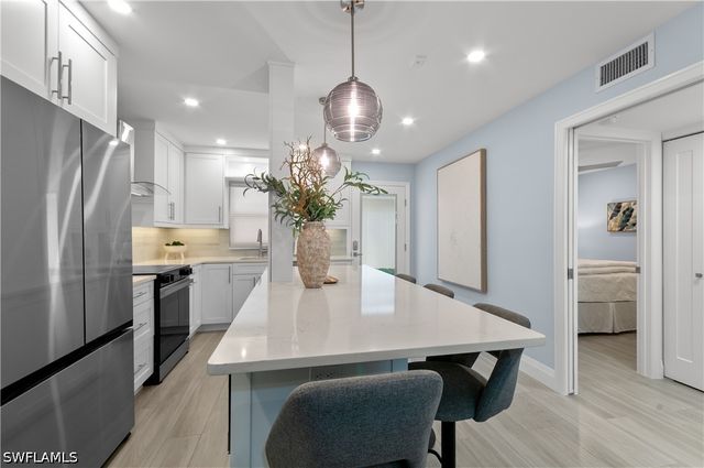 658 Broad AVE S J658, Naples, FL 34102